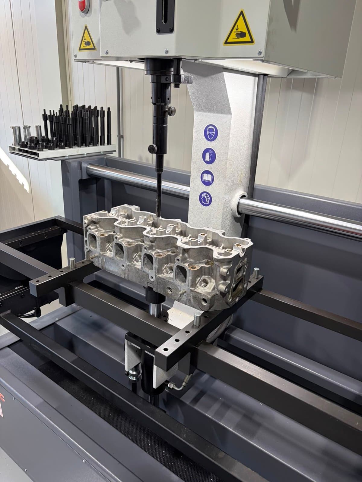 Zware dieselkop op de meetmachine naast het gereedschapsrek