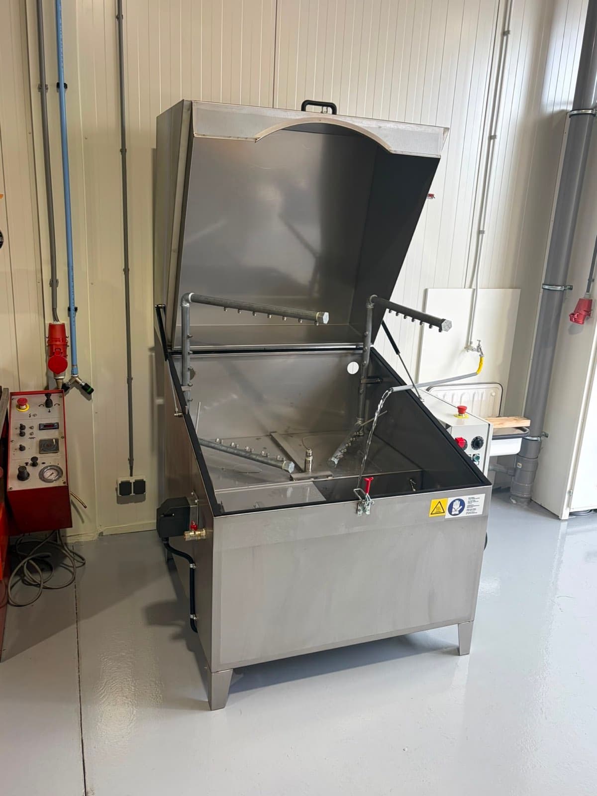 Roestvrijstalen reinigingsmachine met geopende klep